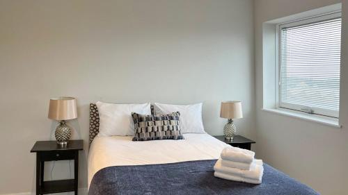 Ένα ή περισσότερα κρεβάτια σε δωμάτιο στο Geneva House Apartments by Elegance Living