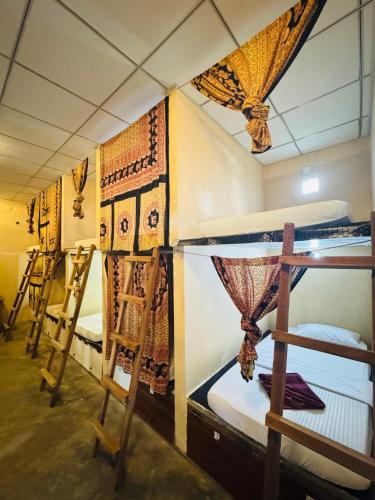 Palanda nebo palandy na pokoji v ubytování Uluwatu Surf Hostel