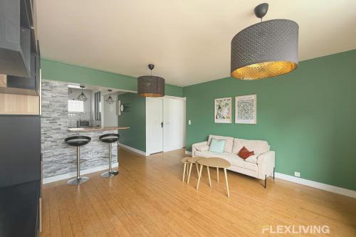 un salon avec un canapé et une cuisine dans l'établissement Colonel Rozanoff - Charm and comfort in the heart of the 12ᵉ arrondissement, à Paris