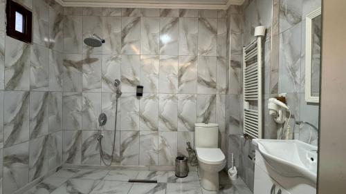 Ένα μπάνιο στο Millenyum House