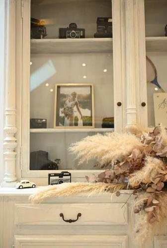 - une commode avec un miroir au-dessus dans l'établissement Le photo studio, à Tremblois-lès-Rocroi