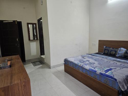 Postel nebo postele na pokoji v ubytování Chandresh HomeStay
