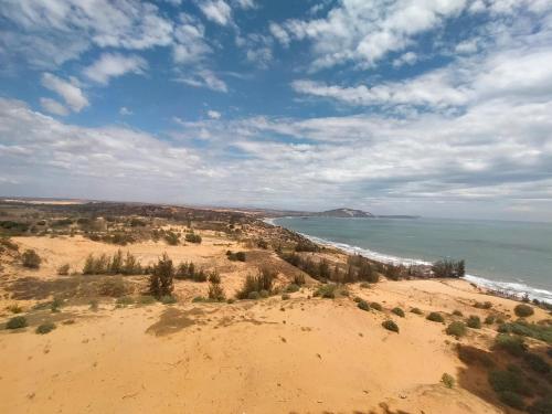 vistas al océano y a una playa de arena en Mandala Coast Chambay Bình Thuận, en Ấp Nhơn Long