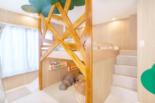 una cameretta per bambini con letto a castello e scale di 120Tb 楓屋2F 楓屋アネックス 67m貸切 三田線志村坂上駅徒歩10分東京タワー直通キッズスペースリノベ a Tokyo