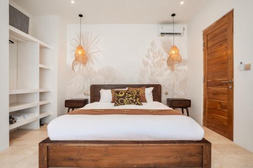 Un dormitorio con una cama grande con cabecero de madera. en Serene 1 bedroom apartment, en Canggu