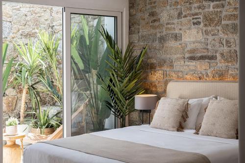 カラファティスにあるVilla Yaseminのベッドとレンガの壁がある寝室