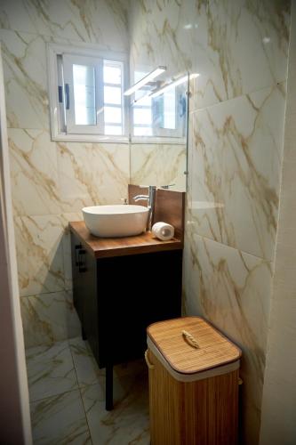 a bathroom with a sink and a mirror at Résidence Alicia Grand studio luxueux et élégant in Bingerville