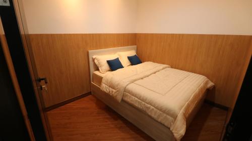 Ένα ή περισσότερα κρεβάτια σε δωμάτιο στο HOMY guesthouse cirebon