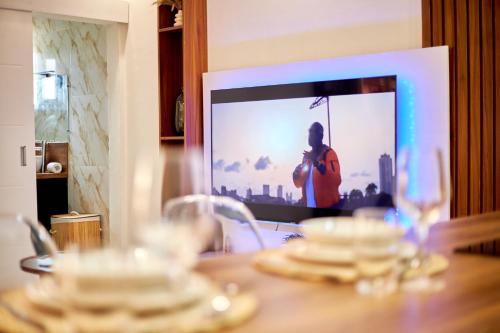 a table with a picture of a woman in the mirror at Résidence Alicia Grand studio luxueux et élégant in Bingerville