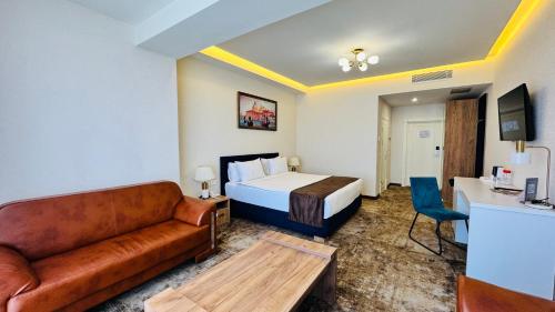 Кровать или кровати в номере Garnet Mir Hotel