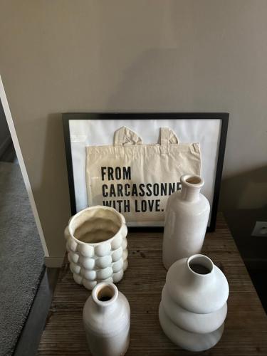 a group of white vases sitting on a table at La Maison Vieille Maison d'Hôtes & Gîtes in Carcassonne