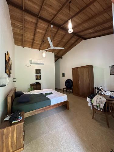 Un dormitorio con una cama grande y un techo de madera. en Neos Palm Paradise, en Aluthgama
