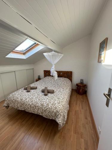 une chambre avec un lit et une lucarne dans l'établissement Villa Patio Hossegor lake and ocean, à Hossegor