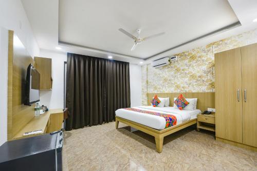a hotel room with a bed and a television at FabHotel Luxe 8 Stayz - Phase 1 Metro, Golf Course Road & Arjun Marg in Gurgaon