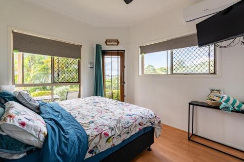 Ένα ή περισσότερα κρεβάτια σε δωμάτιο στο King bed studio seperate entry sauna pool garden view