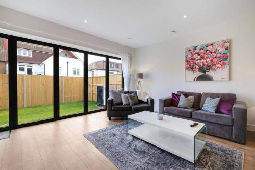 a living room with a couch and a coffee table at Luxury 5 Bedroom, 4 Bathroom Home in Purley in Purley