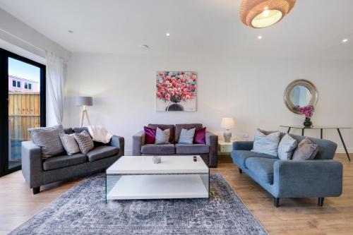 a living room with two couches and a coffee table at Luxury 5 Bedroom, 4 Bathroom Home in Purley in Purley
