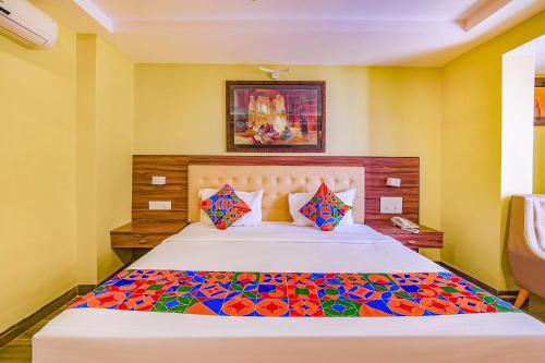 Un ou plusieurs lits dans un hébergement de l'établissement FabExpress Phoenix Resorts - Nr M Chinnaswamy Stadium