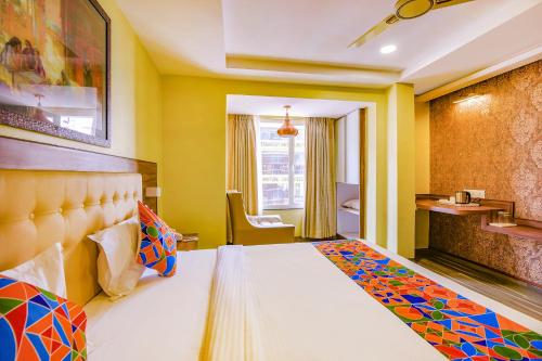 Un ou plusieurs lits dans un hébergement de l'établissement FabExpress Phoenix Resorts - Nr M Chinnaswamy Stadium