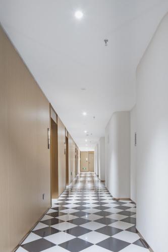a hallway with a black and white checkered floor at 重庆Indition英迪逊高空酒店 解放碑来福士店 in Chongqing