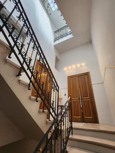 a set of stairs with a wooden door at La Maison Royale in Toritto
