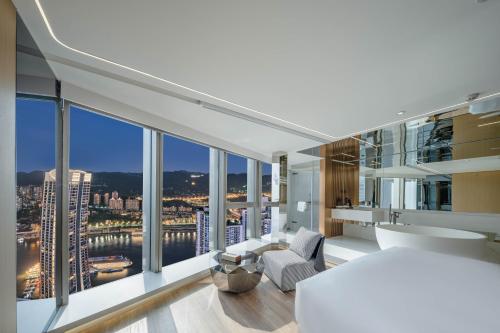a room with a view of a city skyline at 重庆Indition英迪逊高空酒店 解放碑来福士店 in Chongqing