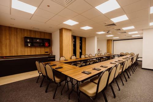 una grande sala conferenze con un lungo tavolo e sedie di Alliance Palace Batumi a Batumi