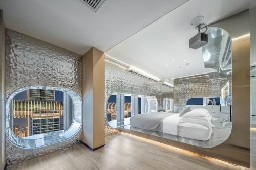 a bedroom with a large bed and a large window at 重庆Indition英迪逊高空酒店 解放碑来福士店 in Chongqing