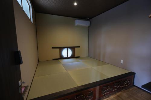 an empty room with a small window in the wall at 火口に最も近い桜島のゲストハウスikoてらす in Kagoshima