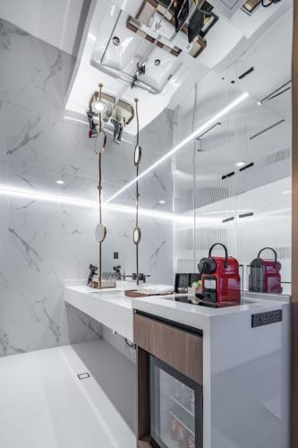 a kitchen with white marble walls and a red appliance at 重庆Indition英迪逊高空酒店 解放碑来福士店 in Chongqing