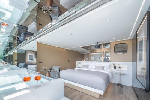 a bedroom on a yacht with a bed and a bathroom at 重庆Indition英迪逊高空酒店 解放碑来福士店 in Chongqing