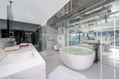 a bathroom with a large tub and sinks at 重庆Indition英迪逊高空酒店 解放碑来福士店 in Chongqing