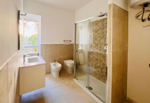 un bagno con doccia, WC e lavandino di The seaside villa - Anzio ad Anzio