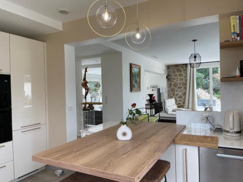 - une cuisine avec une table en bois dans une chambre dans l'établissement Villa avec piscine à 5 min du Golf et 15 min des plages, à Biot