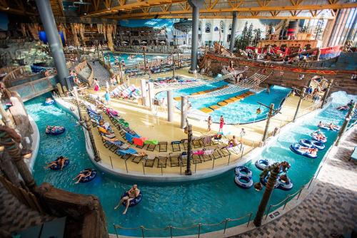 een bovenaanzicht van een waterpark met mensen erin bij La cigogne d'Alsace 2 in Sélestat