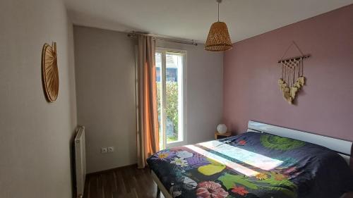 une chambre avec un lit et une fenêtre dans l'établissement T2 4 couchages emplacement idéal, au Teich