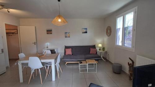 un salon avec un canapé et une table dans l'établissement T2 4 couchages emplacement idéal, au Teich