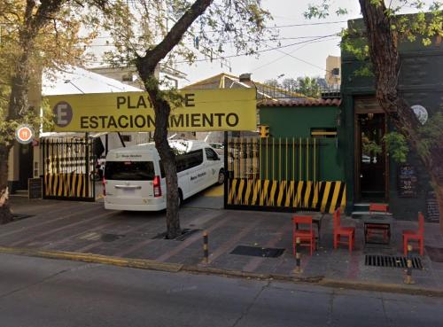 a white van parked in front of a restaurant at Departamento Inigualable en Ciudad de Mendoza in Barraquero