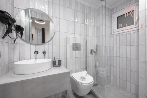 Bilik mandi di Esther Suites, Nilie Hospitality MGMT