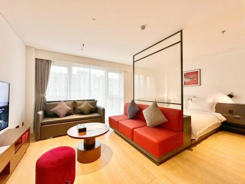 Posezení v ubytování base-Beijing Wangfujing Serviced Apartment- in Hutong &Bike rental &Close to Forbidden City, Tian'anmen Square &Subway nearby &Free coffee &Washing machine,Kitchen &Restaurant discount &English speaking &High speed free WiFi