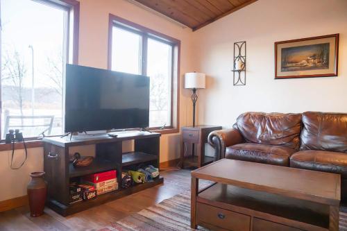 Televisyen dan/atau pusat hiburan di Riverfront Retreat in Wabasha