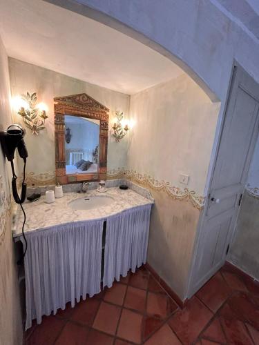 une salle de bain avec un lavabo et un miroir dans l'établissement Villa ANTONIA, à Calvi