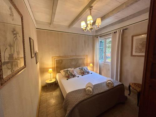 une chambre avec un lit dans une pièce avec une fenêtre dans l'établissement Villa ANTONIA, à Calvi