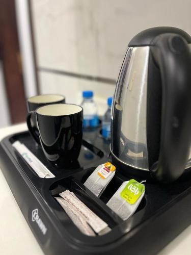 a black microwave sitting on top of a black tray at أجنحة وجهة الوصول in Bisha