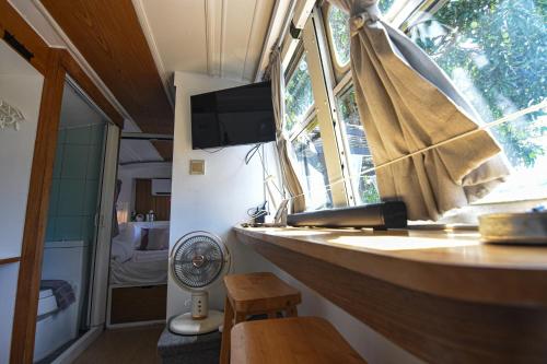 TV a/nebo společenská místnost v ubytování Baan Bus 81/11 Krabi