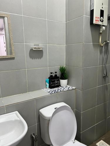 ein Badezimmer mit Toilette und Waschbecken in der Unterkunft Pink Castle Adelia Bangi Avenue in Kampong Batu Lima Bangi