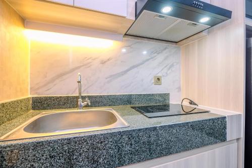 Fotografie z fotogalerie ubytování Comfy and Modern 2BR at Transpark Cibubur Apartment By Travelio v destinaci Depok