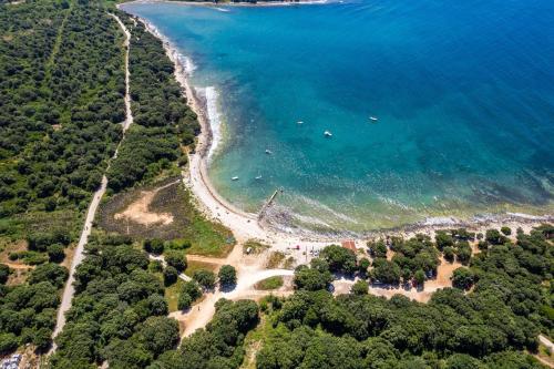 an aerial view of a beach and the ocean at Barbariga Summer Beach Paradise 2 in Peroj