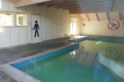 Πισίνα στο ή κοντά στο Lovely Summer House In A Scenic Natural Area