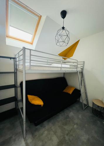 a bunk bed in a room with a window at Maison des Pins, Baie de Somme, Cayeux-sur-Mer in Cayeux-sur-Mer